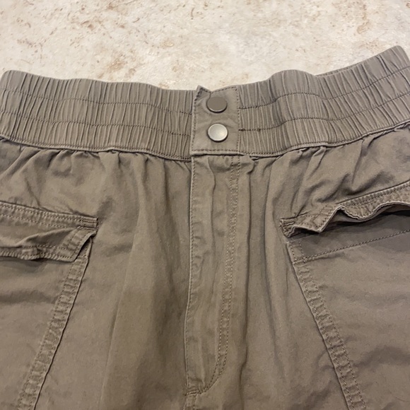 Abercrombie and Fitch Cargo High Waisted Shorts EUC Small - Picture 3 of 5